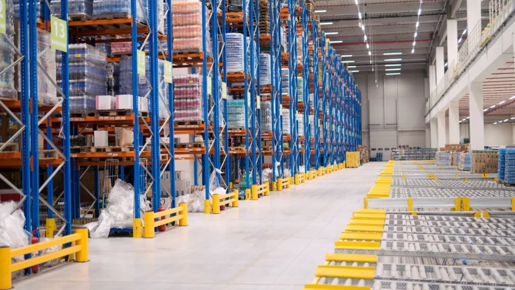 ¿Cuánto cuesta construir un almacén de 20,000 pies cuadrados?