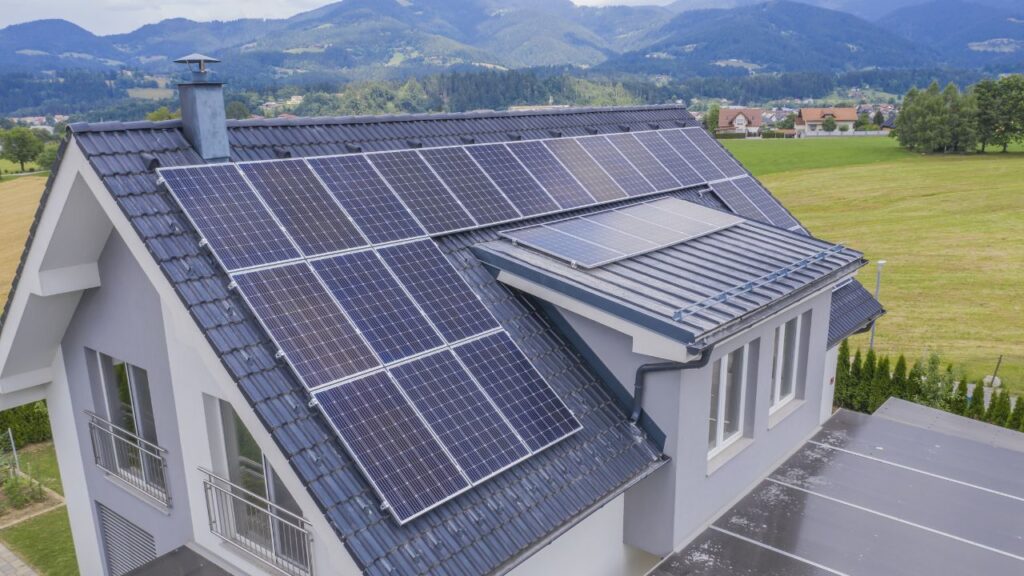 How to Estimate the Cost of Installing Solar Panels on a Roof